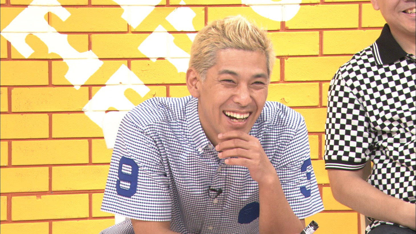 解答者席のロンドンブーツ1号2号・田村亮。(c)TBS