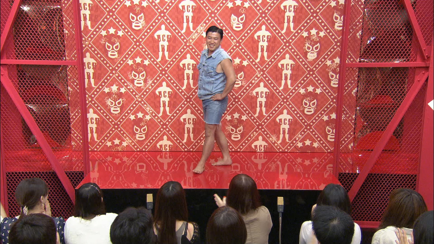 ほかの芸人が考案したワイルドネタを実演するスギちゃん。(c)TBS