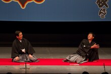 「三枝改メ六代桂文枝襲名披露口上」に登場した明石家さんま（右）と六代桂文枝（左）。