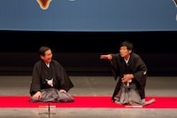 「三枝改メ六代桂文枝襲名披露口上」に登場した明石家さんま（右）と六代桂文枝（左）。