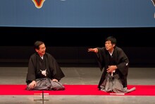 「三枝改メ六代桂文枝襲名披露口上」に登場した明石家さんま（右）と六代桂文枝（左）。