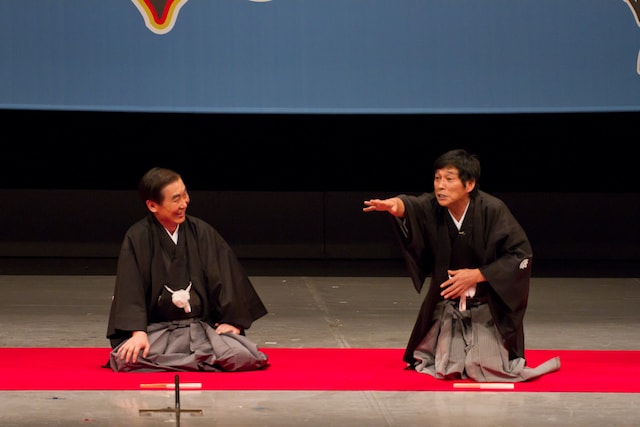 「三枝改メ六代桂文枝襲名披露口上」に登場した明石家さんま（右）と六代桂文枝（左）。