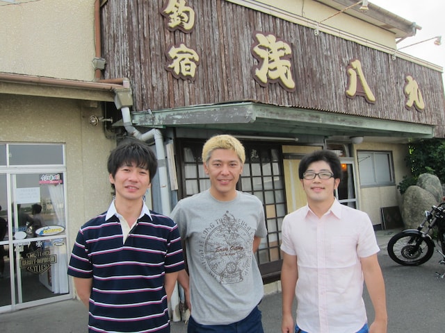 「ロンブー亮のGO！GO！釣りごはん」（CSフジテレビONE スポーツ・バラエティ）の収録を行ったロンドンブーツ1号2号・田村亮（中央）、ドランクドラゴン鈴木（右）、キングオブコメディ高橋（左）。