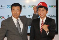 広島県ブランドショップ「TAU（たう）」で行われたトークショーに登場した「広島県おしい！委員会」委員長・有吉弘行（右）と、元広島東洋カープ監督の達川光男。