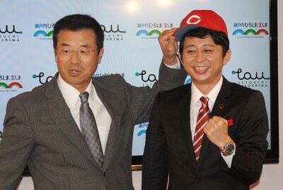 広島県ブランドショップ「TAU（たう）」で行われたトークショーに登場した「広島県おしい！委員会」委員長・有吉弘行（右）と、元広島東洋カープ監督の達川光男。