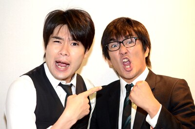 DVD「平成ノブシコブシ単独ライブ 御コント～徳井健太が滅!～」を発売する平成ノブシコブシ。