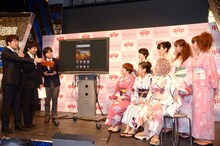 あべこうじと佐久間一行（左端）がMCを務めた記者発表会の様子。