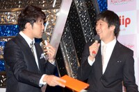 MCを務めたあべこうじ（左）と佐久間一行（右）。