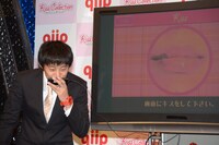 アプリを体験する佐久間一行。