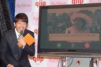 「ベランダでキスをするシチュエーション」で小芝居を展開するハリセンボンはるか（モニター内）とあべこうじ。