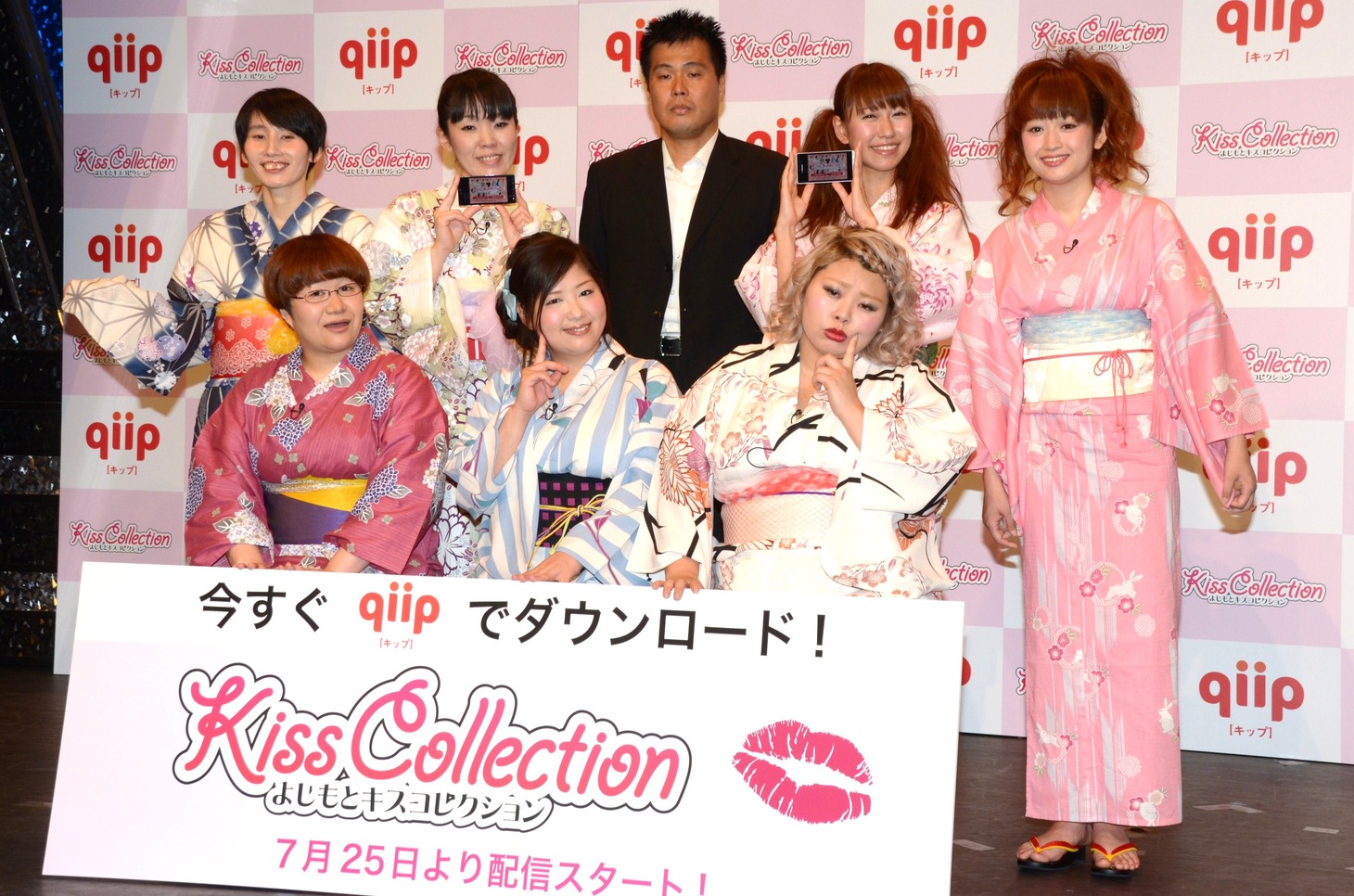 フォトセッションの一場面。後列中央はアプリを制作した会社・SKプラネットの松田氏。