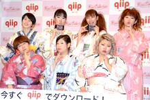 女性芸人とキスできるアプリ「よしもとキスコレクション」の記者発表会に浴衣姿で登場した（前列左から）ハリセンボン春菜、アジアン馬場園、渡辺直美、（後列左から）ハリセンボンはるか、アジアン隅田、桜 稲垣早希、スパイク小川。