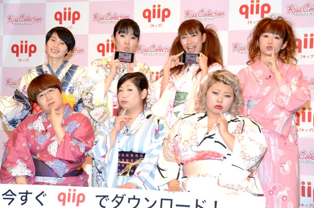 女性芸人とキスできるアプリ「よしもとキスコレクション」の記者発表会に浴衣姿で登場した（前列左から）ハリセンボン春菜、アジアン馬場園、渡辺直美、（後列左から）ハリセンボンはるか、アジアン隅田、桜 稲垣早希、スパイク小川。