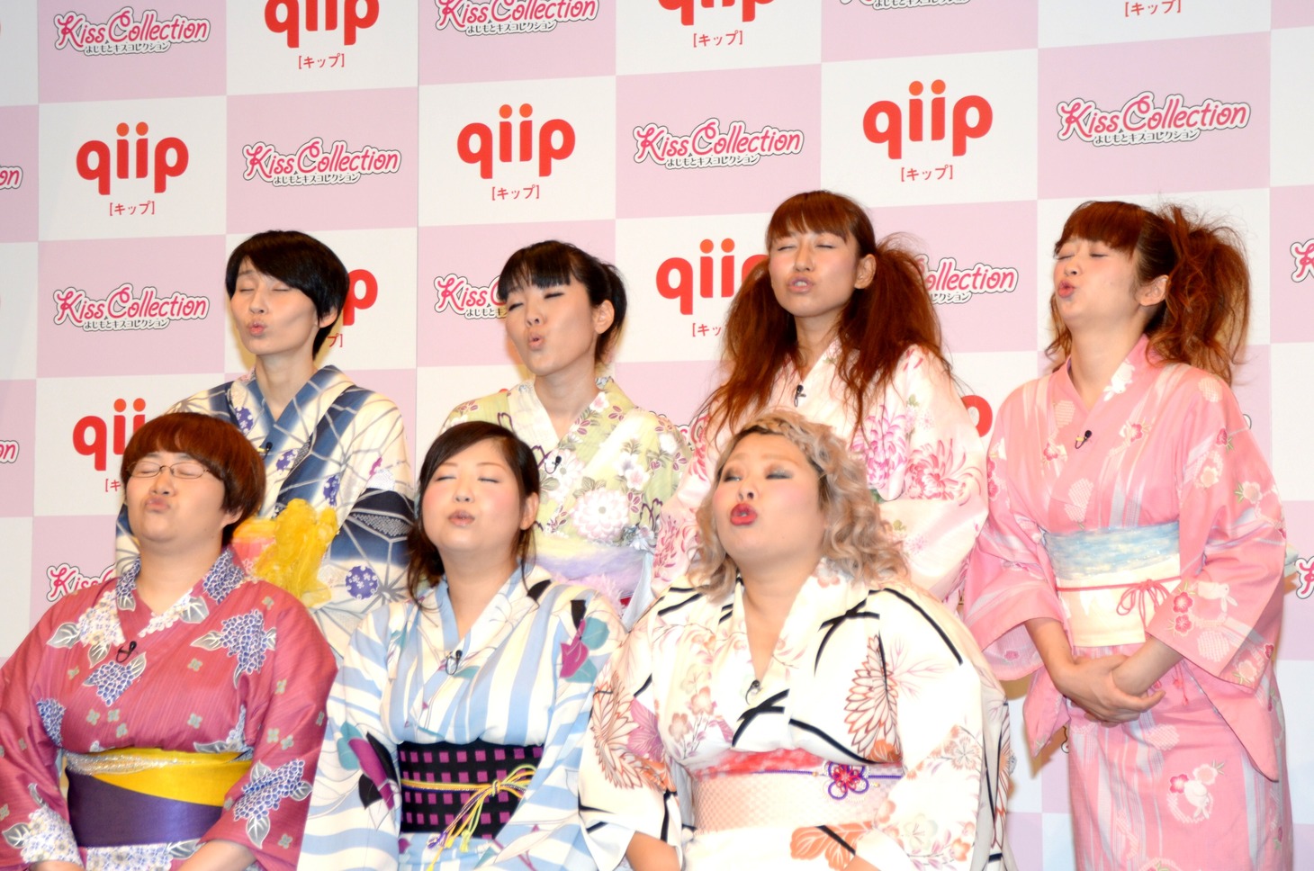 キス顔を披露する7名。