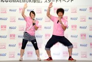 最近お気に入りのギャグ「任しとかんかい！」を女性ランナー・本多さんとともに披露する寛平（右）。