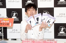 自身が考案した「アンラッキー花札」発売記念サイン会に登場したNON STYLE石田。