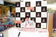 頻繁に来店するという東急ハンズでのサイン会に喜びを隠しきれないNON STYLE石田。