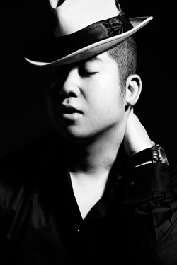 澤部はモデル顔負けの豊かな表情を見せている。