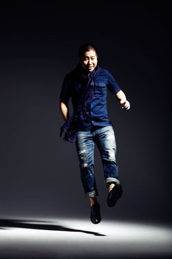 ジャンプする澤部。