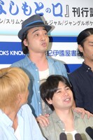 平成ノブシコブシ（手前）の肩に手をかけながら話すジャングルポケット斉藤（奥）。