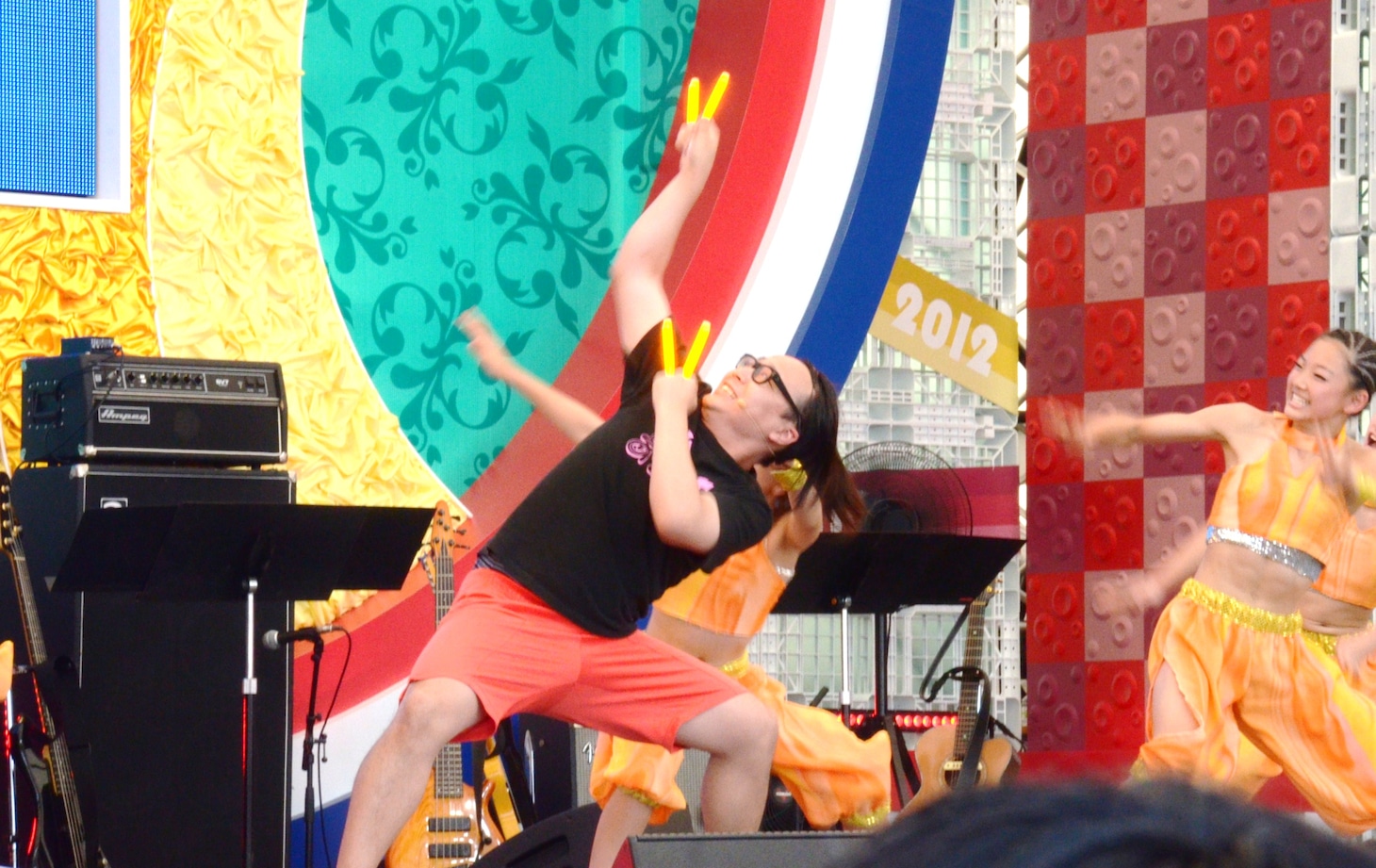 豪快な「ヲタ芸」パフォーマンスで「o-nation」の開幕を雄々しく告げたトレンディエンジェルたかし。