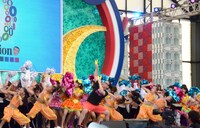 トレンディエンジェルたかしと、そのバックで踊るアイドリング!!!ほか女性のダンサー達。