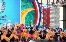 トレンディエンジェルたかしと、そのバックで踊るアイドリング!!!ほか女性のダンサー達。