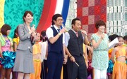 （左から）半井小絵、さまぁ～ず、中野美奈子フジテレビアナウンサー。