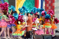 アイドリング!!!を従えて歌う大阪在住の主婦・松井加代子（中央）。