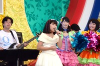 4曲を歌い上げたブラジル出身の9歳・メリッサ（中央）。日本語が話せないメリッサだが、突然「仕上がってます！」と番組でおなじみのセリフを叫んで会場の番組ファンを沸かせた。