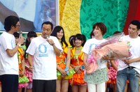 花束を受け取る中野美奈子フジテレビアナウンサー（右から2人目）とさまぁ～ず（左）。