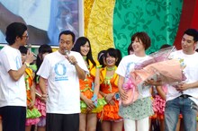 花束を受け取る中野美奈子フジテレビアナウンサー（右から2人目）とさまぁ～ず（左）。