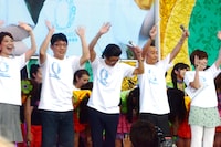 エンディングには、一般人も多い出演者達を舞台裏で元気づけていたという、ずん飯尾（左から2人目）も登場した。