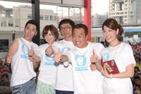「フジテレビに出たい人TV」のライブイベント「o-nation」に登場した（左から）BIGBANGのV.I（ヴィアイ）、中野美奈子フジテレビアナウンサー、さまぁ～ず、半井小絵。