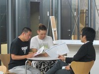 会社の人間に怒られて悔しさを噛み締めるHGと今にも泣きそうなRG。