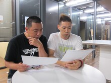 伏し目がちに8月16日（木）のイベントライブ「THE MANZAIの前に、はずみをつけたいんや!! ～レイザーラモンVSパンクブーブー～」について語るレイザーラモン。