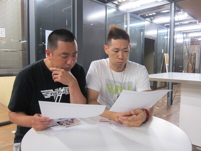 伏し目がちに8月16日（木）のイベントライブ「THE MANZAIの前に、はずみをつけたいんや!! ～レイザーラモンVSパンクブーブー～」について語るレイザーラモン。