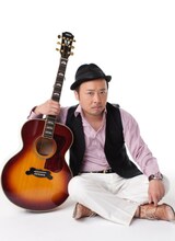 「古坂大魔王と語る『モテキ』の夕べ」でスペシャルライブを行うマキタスポーツ。