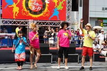 「新宿エイサーまつり2012」のオープニングセレモニーに登場した（左から）宮川たま子、大西ライオン、トータルテンボス。