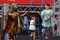 古謝美佐子（左）と夏川りみ（右）によるミニライブ。