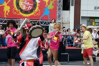 エイサーチーム「富盛青年会」とともに踊る大西ライオン（中央）とトータルテンボス（両端）。