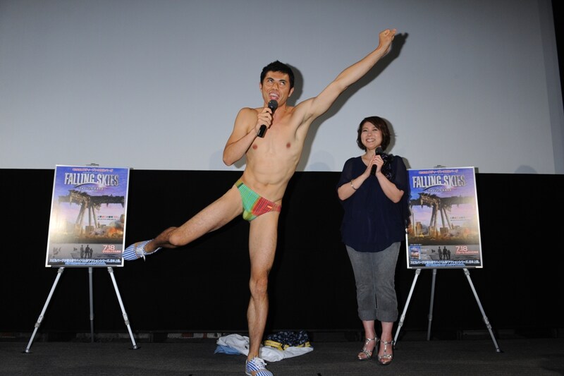 海外ドラマシリーズ「フォーリング スカイズ＜ファースト・シーズン＞」のBlu-ray＆DVDリリースを記念した特別試写会イベントに登場した小島よしお（中央）と杉田かおる。