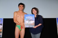 小島よしお（左）と杉田かおる（右）。