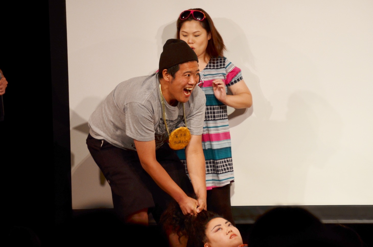 S×L加藤に髪を引っ張られて引きずられるニッチェ江上（下）。