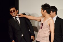 若干おネエ的な雰囲気を醸し出しながら巨匠・岡野（左）に絡む鬼ヶ島・和田。