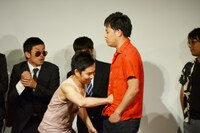 アルコ＆ピース平子の腹にパンチをする鬼ヶ島・和田。