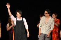 サプライズ的に舞台に登場した元ニッケルバック渡辺（左）と、「整理がつかないんだけど！」と驚く相方・早出明弘（右）。