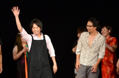 サプライズ的に舞台に登場した元ニッケルバック渡辺（左）と、「整理がつかないんだけど！」と驚く相方・早出明弘（右）。