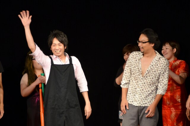 サプライズ的に舞台に登場した元ニッケルバック渡辺（左）と、「整理がつかないんだけど！」と驚く相方・早出明弘（右）。