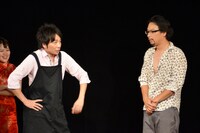 ネタを披露する元ニッケルバックの2人。